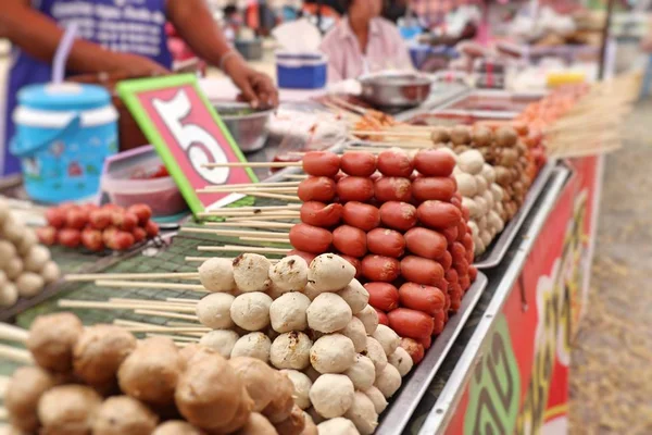 Polpette alla griglia e salsiccia al cibo di strada — Foto Stock