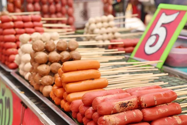 Polpette alla griglia e salsiccia al cibo di strada — Foto Stock