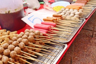 Kızarmış köfte ve sosis sokak gıda