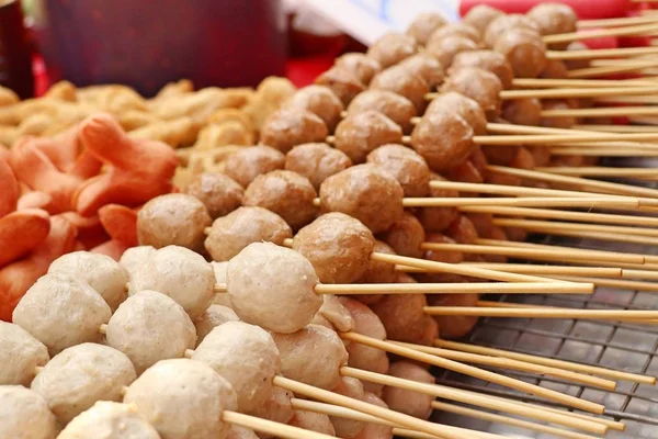 Albóndigas fritas y salchichas en la comida callejera —  Fotos de Stock