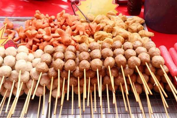 Albóndigas fritas y salchichas en la comida callejera — Foto de Stock