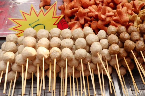 Polpette fritte e salsiccia allo street food — Foto Stock