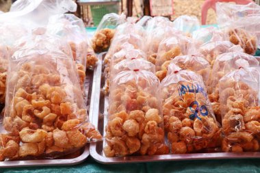 Kızarmış gevrek domuz deri