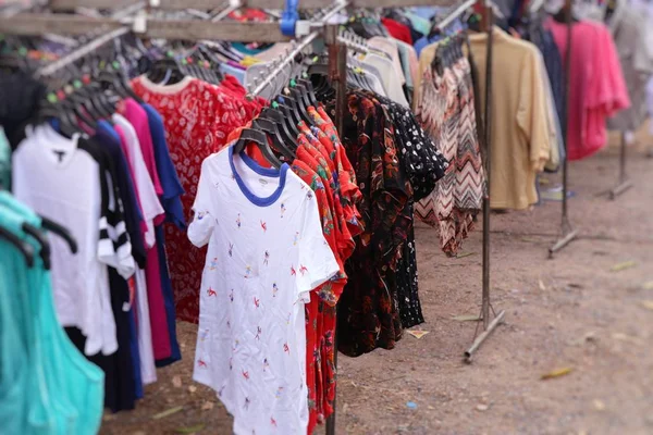 Kleidung für den Verkauf auf dem Markt einkaufen — Stockfoto