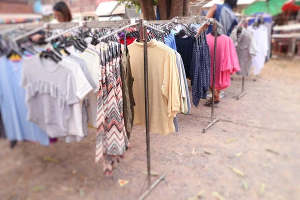 Kleidung für den Verkauf auf dem Markt einkaufen — Stockfoto
