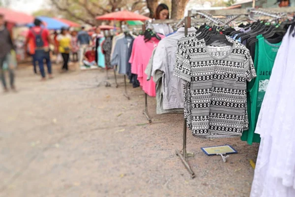 Магазин одежды для продажи на рынке — стоковое фото
