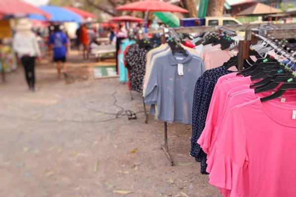 Shop kläder för försäljning på marknaden — Stockfoto