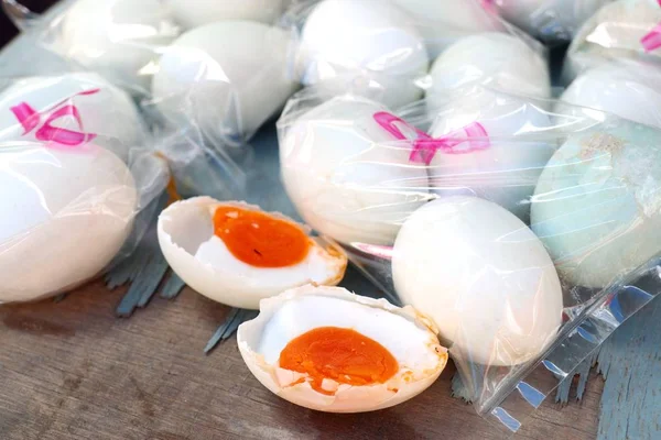 Osolené vejce v pouliční stánky s jídlem — Stock fotografie