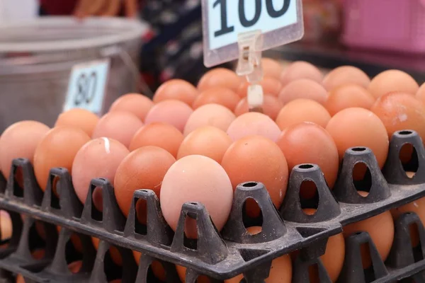 Куриное яйцо на рынке — стоковое фото