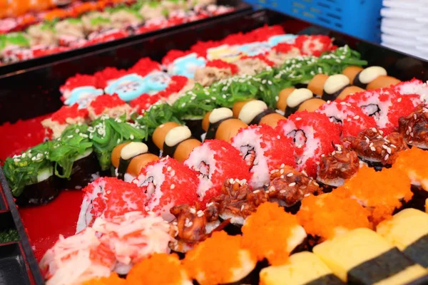 屋台でおいしい寿司 — ストック写真