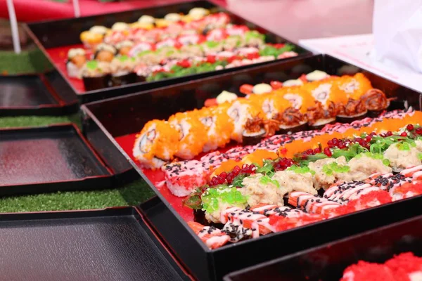 Smaczne sushi o Sprzedawcy uliczni — Zdjęcie stockowe