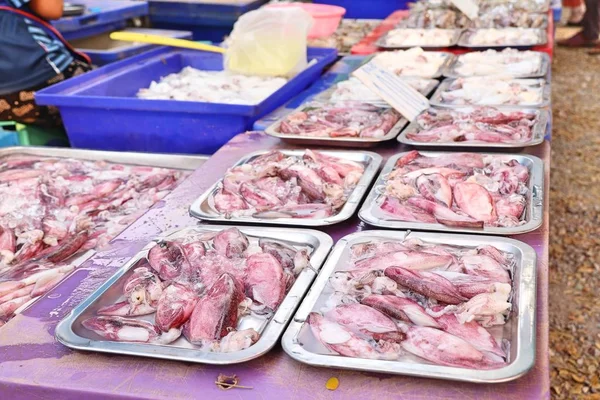 시장에서 신선한 오징어 — 스톡 사진