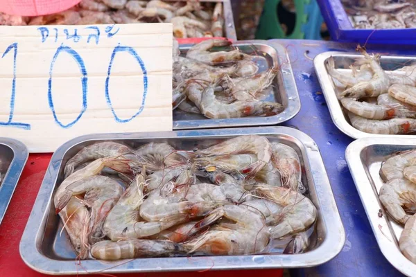 Crevettes fraîches à la nourriture de rue — Photo