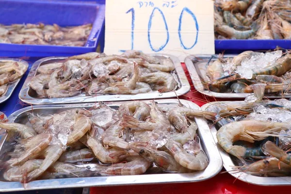 屋台の食べ物で新鮮なエビ — ストック写真