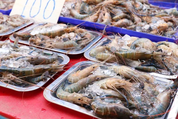 Camarão fresco em comida de rua — Fotografia de Stock