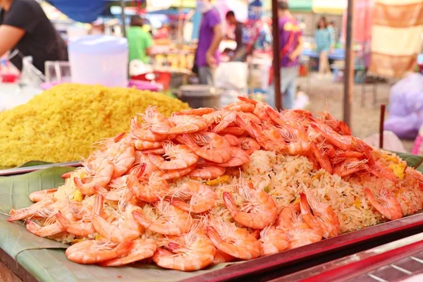 Arroz frito de camarones en comida callejera — Foto de Stock