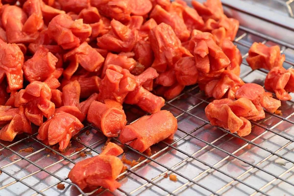 Salsiccia fritta al cibo di strada — Foto Stock