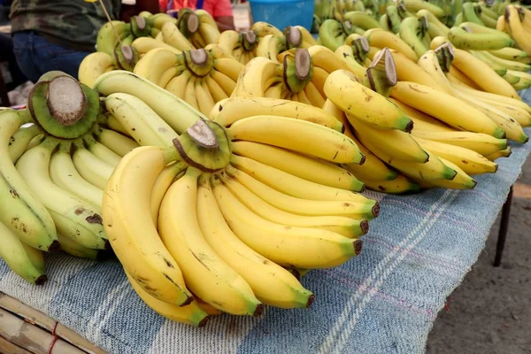 Banan na rynku — Zdjęcie stockowe