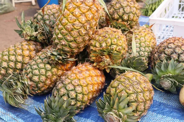 Ananas op straat eten — Stockfoto