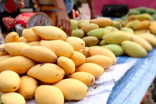 Rijpe mango op straat eten — Stockfoto