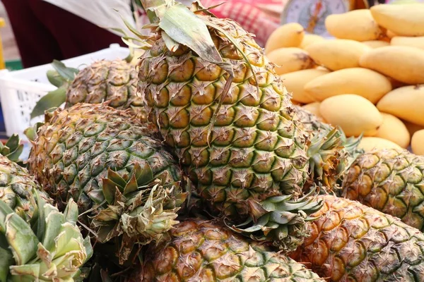 Ananas op straat eten — Stockfoto