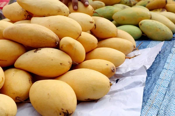 Rijpe mango op straat eten — Stockfoto