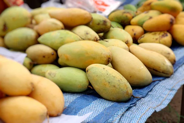 Стиглий манго на вуличній їжі — стокове фото