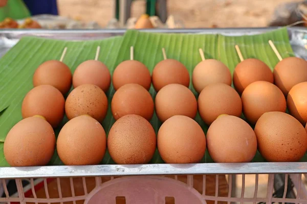 Grilovaná vejce na pouliční stánky s jídlem — Stock fotografie