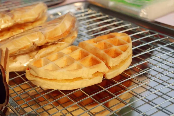 Sabrosos gofres dulces en comida callejera —  Fotos de Stock