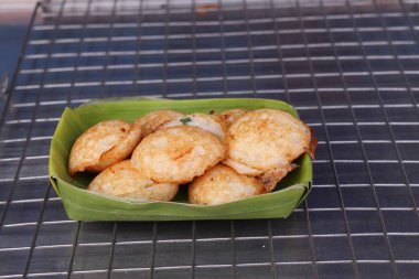 Hindistan cevizi sütü karıştırın şeker ve un