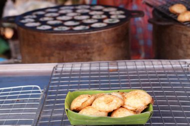 Hindistan cevizi sütü karıştırın şeker ve un