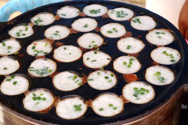 Hindistan cevizi sütü karıştırın şeker ve un