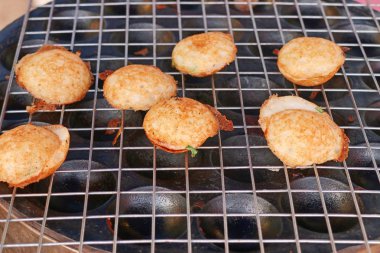 Hindistan cevizi sütü karıştırın şeker ve un