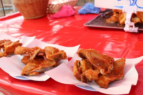 Pescado frito en la comida callejera —  Fotos de Stock