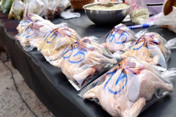 Frango fresco no mercado — Fotografia de Stock