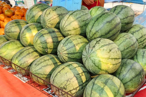 屋台の食べ物でスイカ — ストック写真