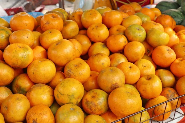 Oranje vruchten op straat eten — Stockfoto