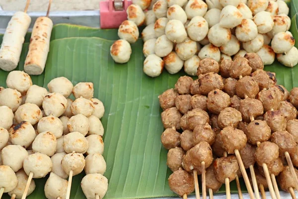 Gegrilde gehaktballetjes op straat eten — Stockfoto