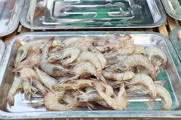 Camarão fresco em comida de rua — Fotografia de Stock