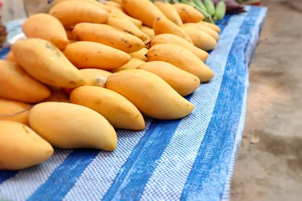 Zralé mango v pouliční stánky s jídlem — Stock fotografie