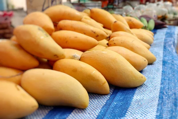 Rijpe mango op straat eten — Stockfoto