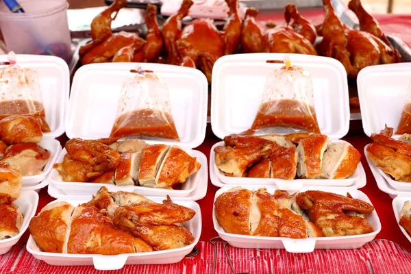 Tasty chicken at street food — Stock Photo, Image