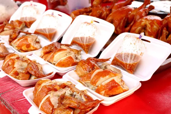 Sabroso pollo en la comida de la calle — Foto de Stock