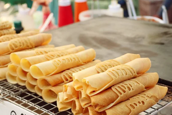 Salchicha panqueque en la comida de la calle —  Fotos de Stock