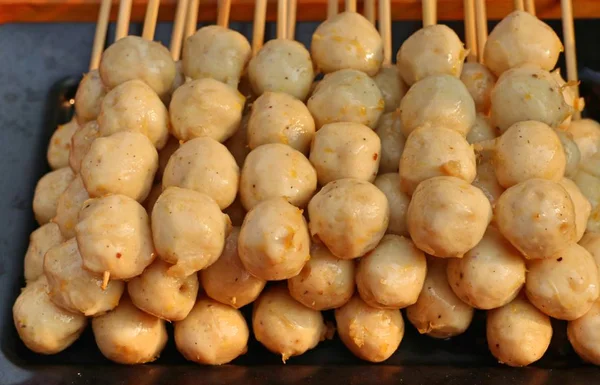 Albóndigas a la parrilla en la comida callejera — Foto de Stock