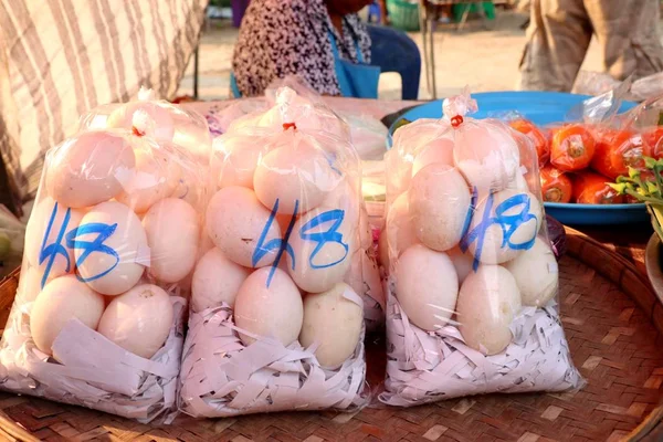 Uova bianche sul mercato — Foto Stock