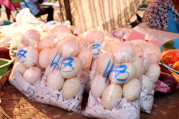 Uova bianche sul mercato — Foto Stock