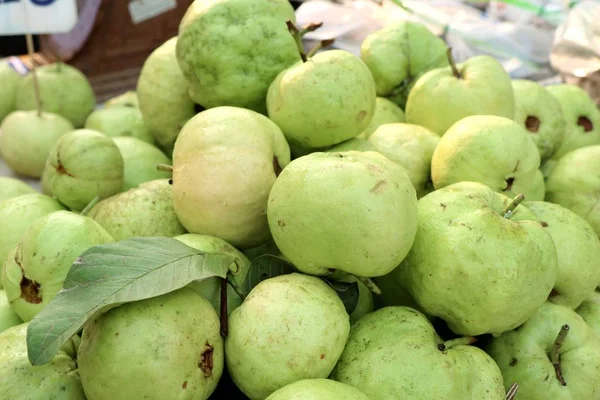 Guava ovoce na pouliční stánky s jídlem — Stock fotografie