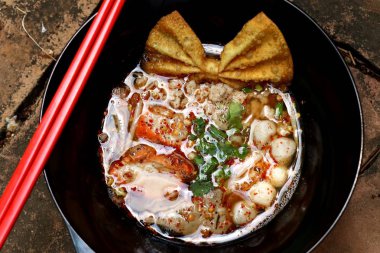 Baharatlı domuz erişte çorbası