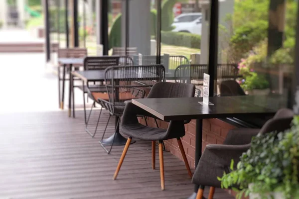 Mesas e cadeiras em restaurantes — Fotografia de Stock
